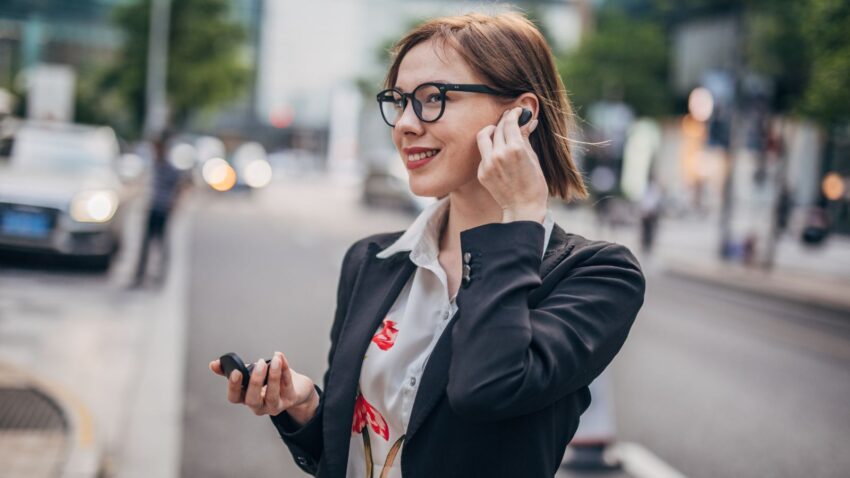 kobieta ze słuchawkami bezprzewodowymi