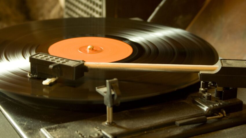 Nowoczesny gramofon do odtwarzania płyt winylowych.