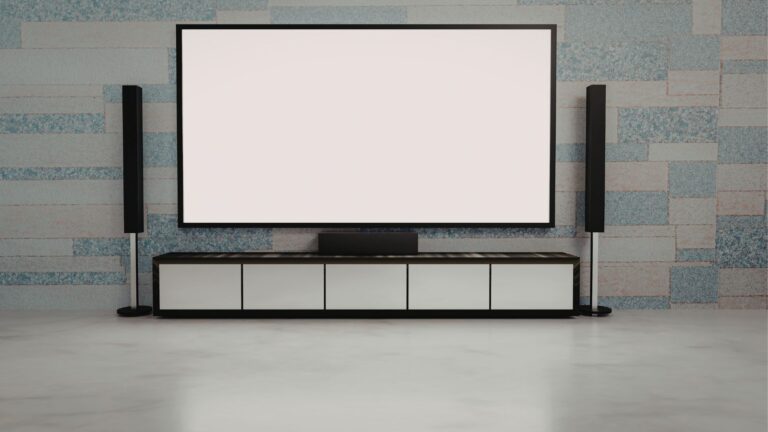 Zewnętrzny głośnik do TV w salonie.