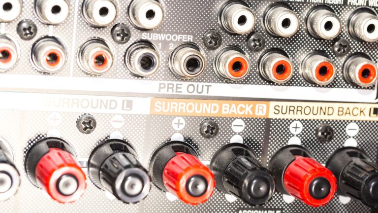 Amplituner zapewniający kinowy dźwięk w domu.