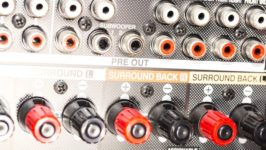 Amplituner zapewniający kinowy dźwięk w domu.
