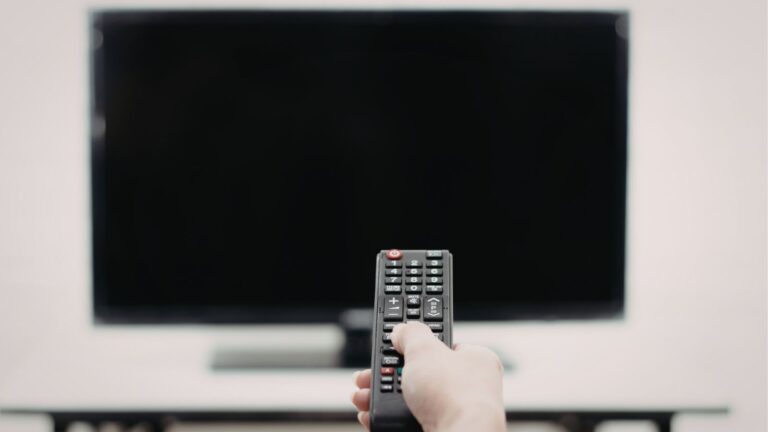 Łączenie pilota bezprzewodowego z telewizorem.