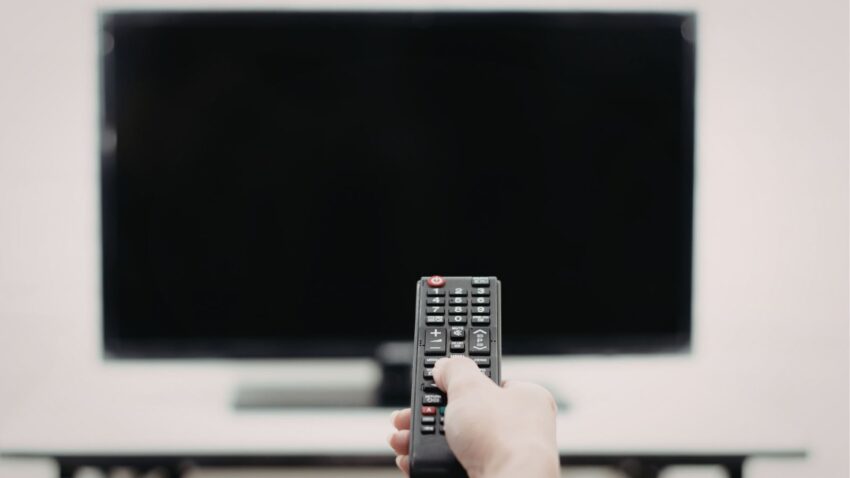 Łączenie pilota bezprzewodowego z telewizorem.