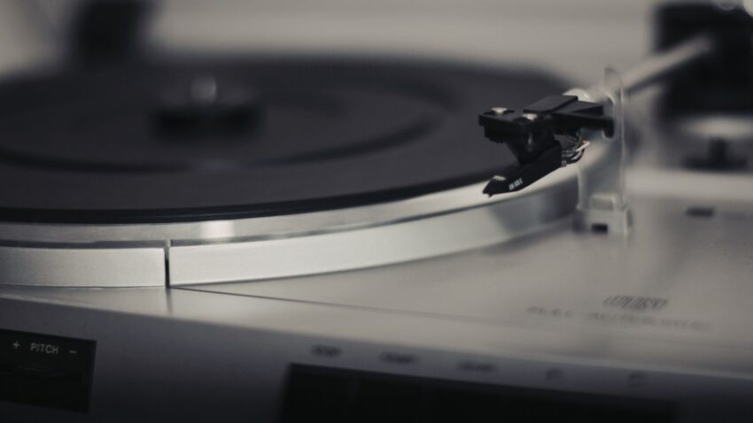 Gramofon z funkcją bezprzewodowego odtwarzania.