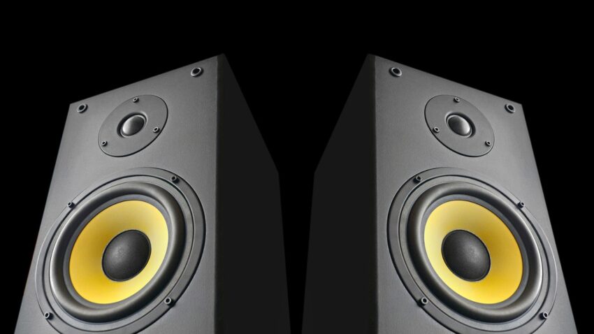 Kolumny głośnikowe w pokoju.