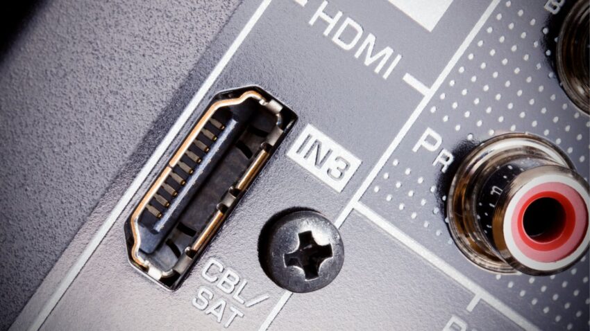 Nowoczesny amplituner z obsługą HDMI.
