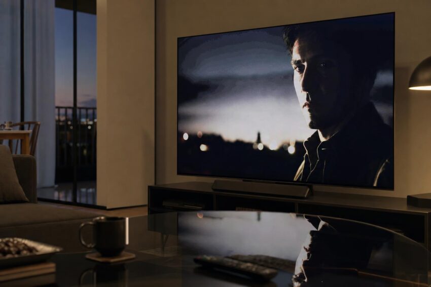 Telewizor w salonie pokazuje ciemną scenę z widocznymi problemami obrazu HDR.